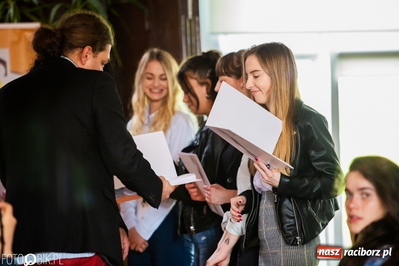 Zdjęcie w galerii na portalu naszraciborz.pl: Pożegnania nadszedł czas. Maturzyści z I LO zakończyli rok szkolny wiadomości z regionu