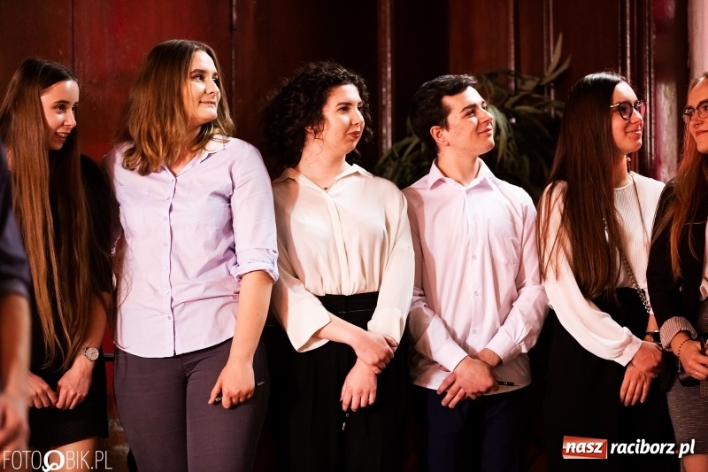 Zdjęcie w galerii na portalu naszraciborz.pl: Pożegnania nadszedł czas. Maturzyści z I LO zakończyli rok szkolny wiadomości z regionu