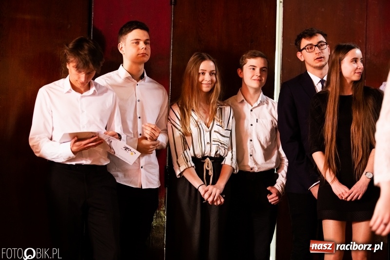 Zdjęcie w galerii na portalu naszraciborz.pl: Pożegnania nadszedł czas. Maturzyści z I LO zakończyli rok szkolny wiadomości z regionu