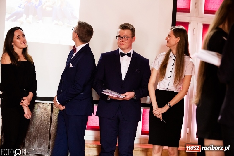 Zdjęcie w galerii na portalu naszraciborz.pl: Pożegnania nadszedł czas. Maturzyści z I LO zakończyli rok szkolny wiadomości z regionu