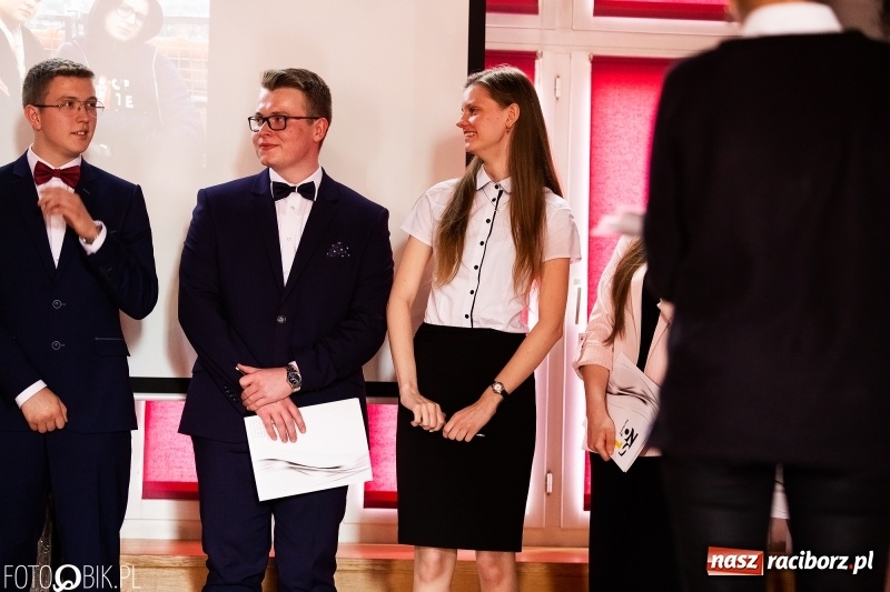 Zdjęcie w galerii na portalu naszraciborz.pl: Pożegnania nadszedł czas. Maturzyści z I LO zakończyli rok szkolny wiadomości z regionu