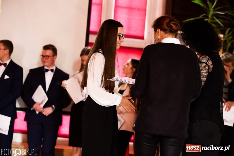 Zdjęcie w galerii na portalu naszraciborz.pl: Pożegnania nadszedł czas. Maturzyści z I LO zakończyli rok szkolny wiadomości z regionu