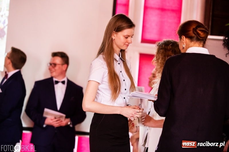 Zdjęcie w galerii na portalu naszraciborz.pl: Pożegnania nadszedł czas. Maturzyści z I LO zakończyli rok szkolny wiadomości z regionu