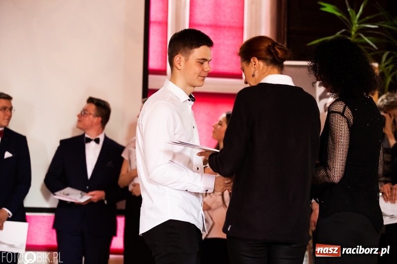 Zdjęcie w galerii na portalu naszraciborz.pl: Pożegnania nadszedł czas. Maturzyści z I LO zakończyli rok szkolny wiadomości z regionu