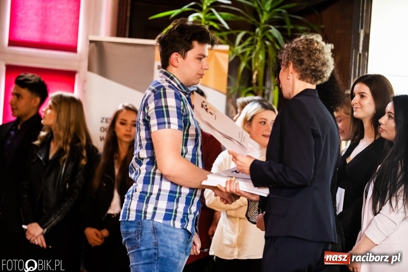 Zdjęcie w galerii na portalu naszraciborz.pl: Pożegnania nadszedł czas. Maturzyści z I LO zakończyli rok szkolny wiadomości z regionu