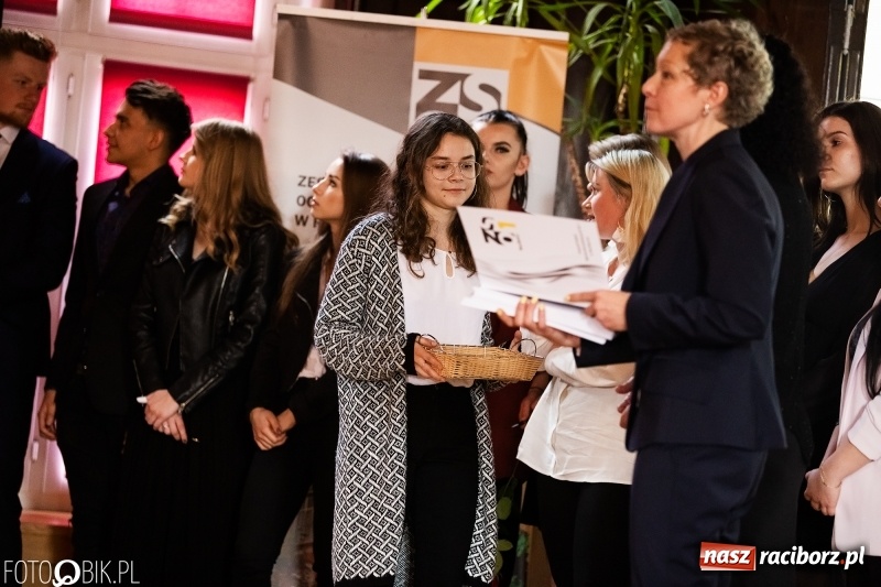 Zdjęcie w galerii na portalu naszraciborz.pl: Pożegnania nadszedł czas. Maturzyści z I LO zakończyli rok szkolny wiadomości z regionu