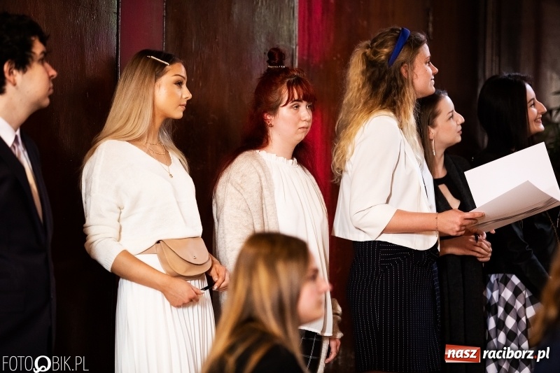 Zdjęcie w galerii na portalu naszraciborz.pl: Pożegnania nadszedł czas. Maturzyści z I LO zakończyli rok szkolny wiadomości z regionu