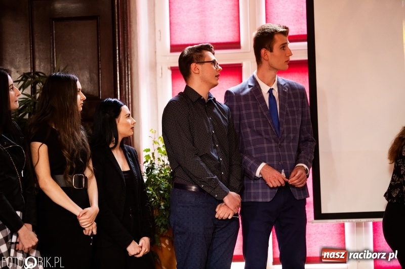 Zdjęcie w galerii na portalu naszraciborz.pl: Pożegnania nadszedł czas. Maturzyści z I LO zakończyli rok szkolny wiadomości z regionu