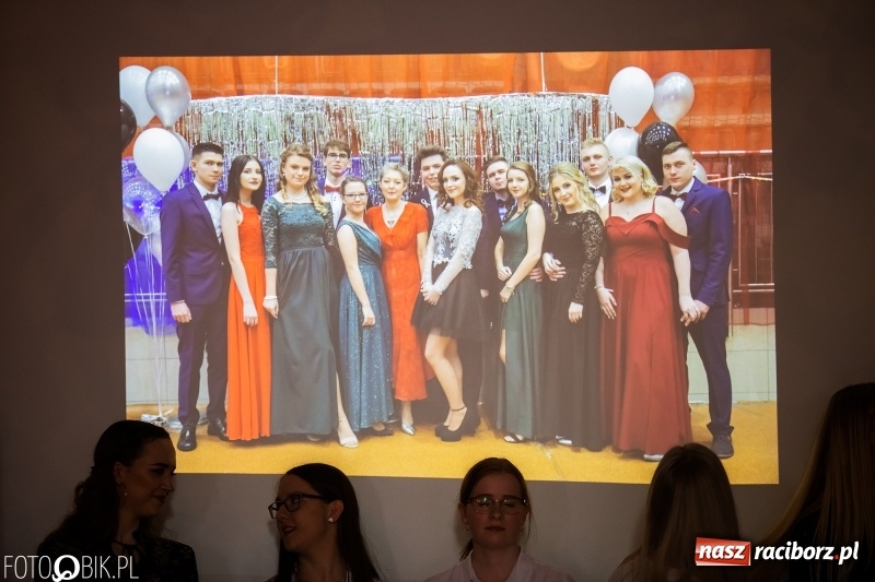 Zdjęcie w galerii na portalu naszraciborz.pl: Pożegnania nadszedł czas. Maturzyści z I LO zakończyli rok szkolny wiadomości z regionu