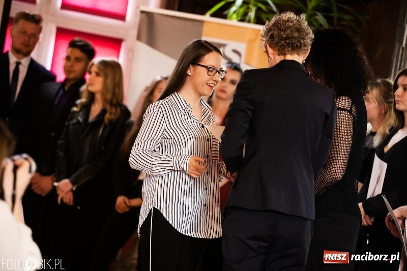 Zdjęcie w galerii na portalu naszraciborz.pl: Pożegnania nadszedł czas. Maturzyści z I LO zakończyli rok szkolny wiadomości z regionu