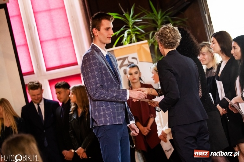 Zdjęcie w galerii na portalu naszraciborz.pl: Pożegnania nadszedł czas. Maturzyści z I LO zakończyli rok szkolny wiadomości z regionu