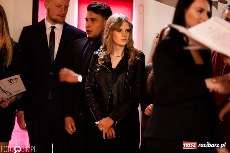 Zdjęcie w galerii na portalu naszraciborz.pl: Pożegnania nadszedł czas. Maturzyści z I LO zakończyli rok szkolny wiadomości z regionu