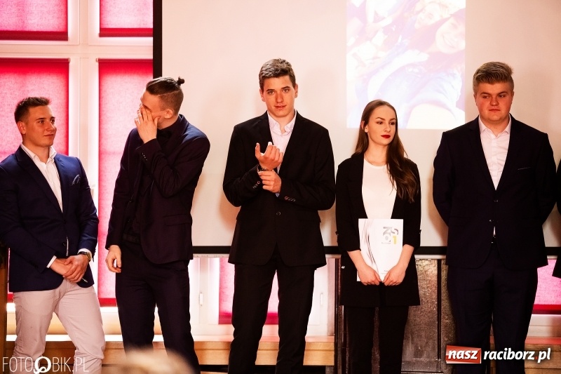 Zdjęcie w galerii na portalu naszraciborz.pl: Pożegnania nadszedł czas. Maturzyści z I LO zakończyli rok szkolny wiadomości z regionu
