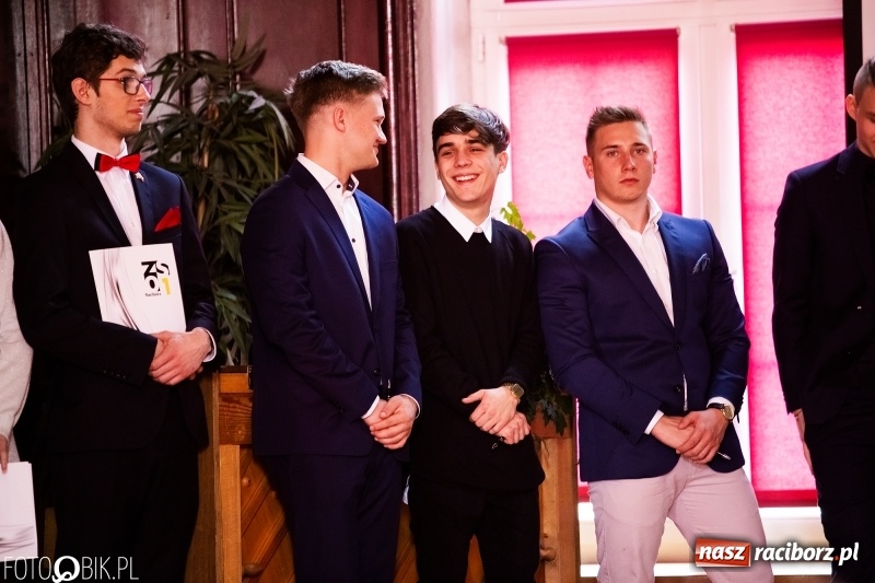 Zdjęcie w galerii na portalu naszraciborz.pl: Pożegnania nadszedł czas. Maturzyści z I LO zakończyli rok szkolny wiadomości z regionu