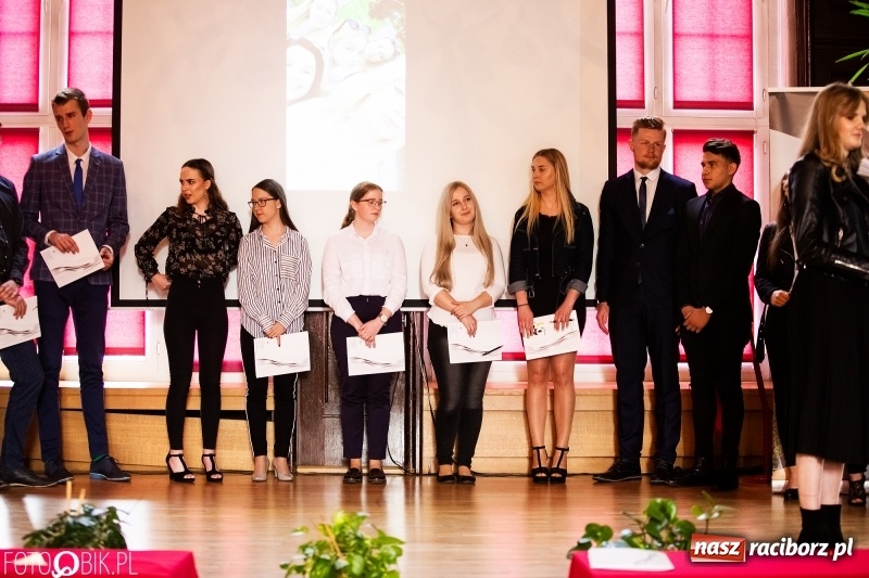 Zdjęcie w galerii na portalu naszraciborz.pl: Pożegnania nadszedł czas. Maturzyści z I LO zakończyli rok szkolny wiadomości z regionu