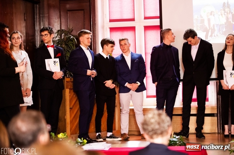 Zdjęcie w galerii na portalu naszraciborz.pl: Pożegnania nadszedł czas. Maturzyści z I LO zakończyli rok szkolny wiadomości z regionu