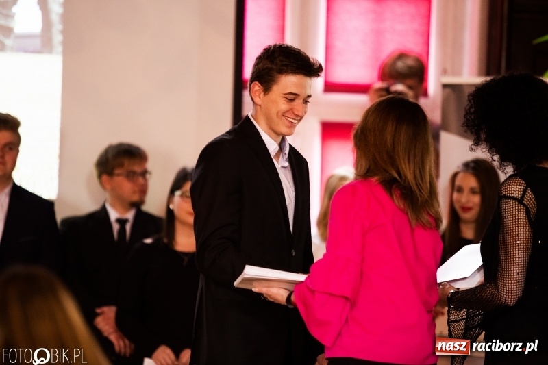 Zdjęcie w galerii na portalu naszraciborz.pl: Pożegnania nadszedł czas. Maturzyści z I LO zakończyli rok szkolny wiadomości z regionu