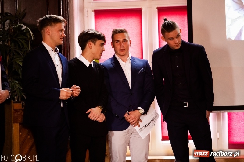 Zdjęcie w galerii na portalu naszraciborz.pl: Pożegnania nadszedł czas. Maturzyści z I LO zakończyli rok szkolny wiadomości z regionu