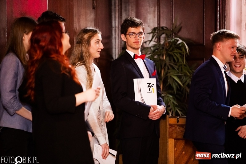 Zdjęcie w galerii na portalu naszraciborz.pl: Pożegnania nadszedł czas. Maturzyści z I LO zakończyli rok szkolny wiadomości z regionu