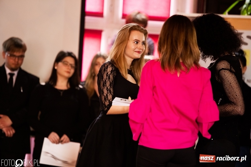 Zdjęcie w galerii na portalu naszraciborz.pl: Pożegnania nadszedł czas. Maturzyści z I LO zakończyli rok szkolny wiadomości z regionu