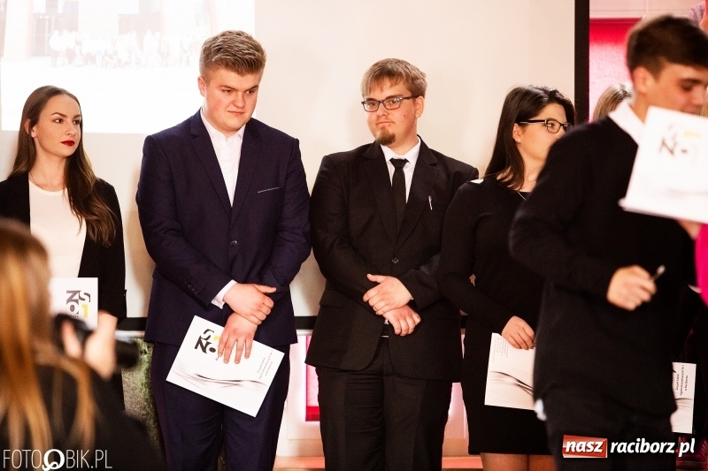 Zdjęcie w galerii na portalu naszraciborz.pl: Pożegnania nadszedł czas. Maturzyści z I LO zakończyli rok szkolny wiadomości z regionu