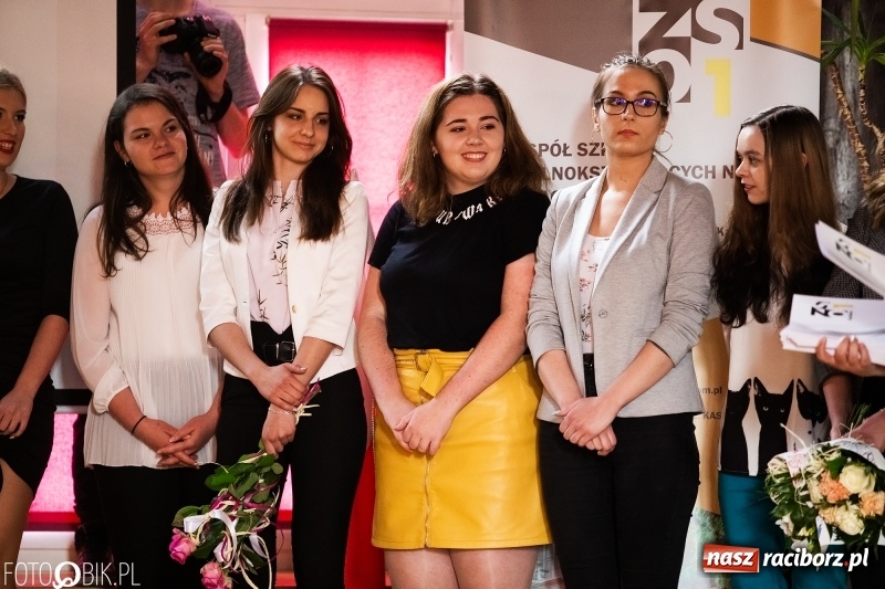 Zdjęcie w galerii na portalu naszraciborz.pl: Pożegnania nadszedł czas. Maturzyści z I LO zakończyli rok szkolny wiadomości z regionu