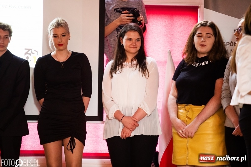 Zdjęcie w galerii na portalu naszraciborz.pl: Pożegnania nadszedł czas. Maturzyści z I LO zakończyli rok szkolny wiadomości z regionu