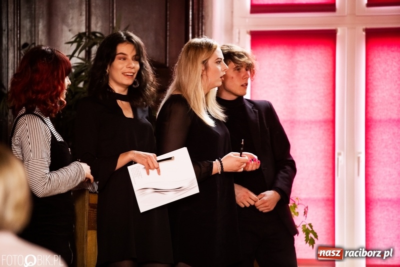 Zdjęcie w galerii na portalu naszraciborz.pl: Pożegnania nadszedł czas. Maturzyści z I LO zakończyli rok szkolny wiadomości z regionu