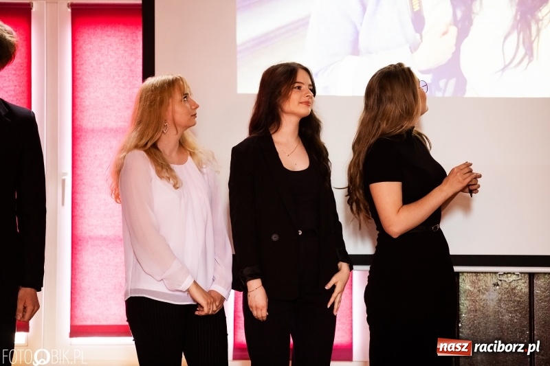 Zdjęcie w galerii na portalu naszraciborz.pl: Pożegnania nadszedł czas. Maturzyści z I LO zakończyli rok szkolny wiadomości z regionu