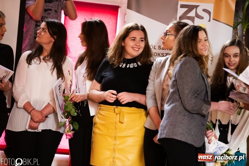 Zdjęcie w galerii na portalu naszraciborz.pl: Pożegnania nadszedł czas. Maturzyści z I LO zakończyli rok szkolny wiadomości z regionu