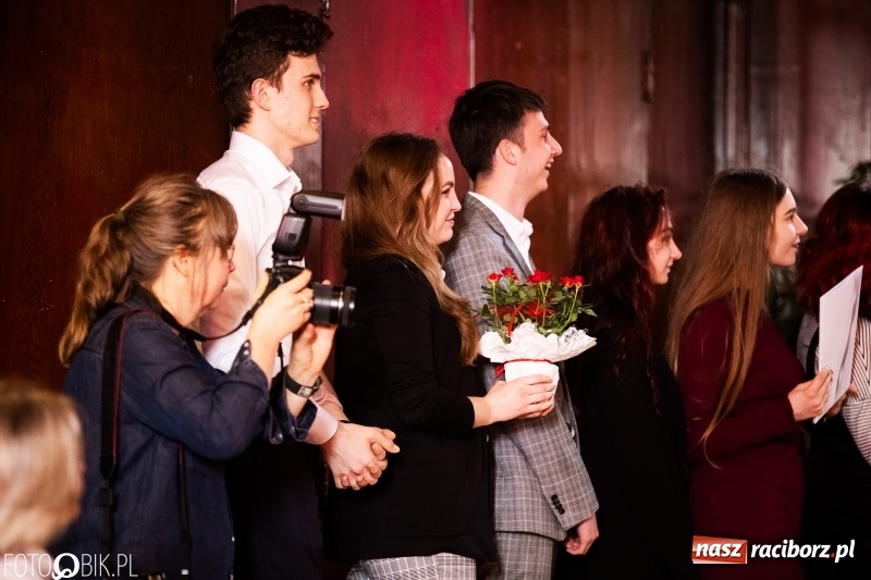 Zdjęcie w galerii na portalu naszraciborz.pl: Pożegnania nadszedł czas. Maturzyści z I LO zakończyli rok szkolny wiadomości z regionu