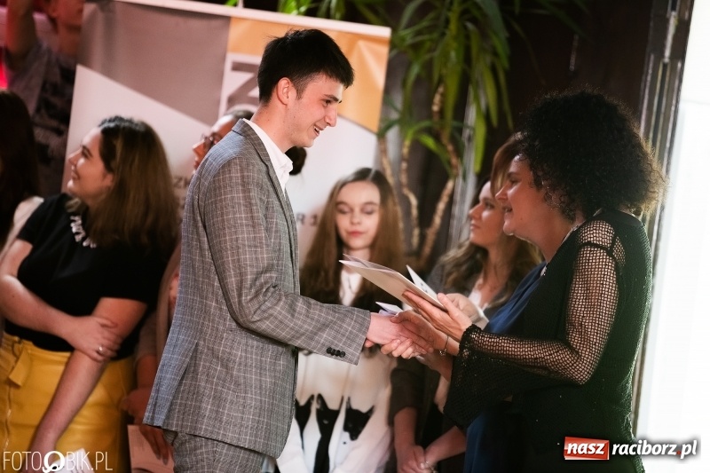 Zdjęcie w galerii na portalu naszraciborz.pl: Pożegnania nadszedł czas. Maturzyści z I LO zakończyli rok szkolny wiadomości z regionu