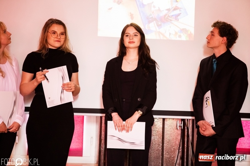 Zdjęcie w galerii na portalu naszraciborz.pl: Pożegnania nadszedł czas. Maturzyści z I LO zakończyli rok szkolny wiadomości z regionu