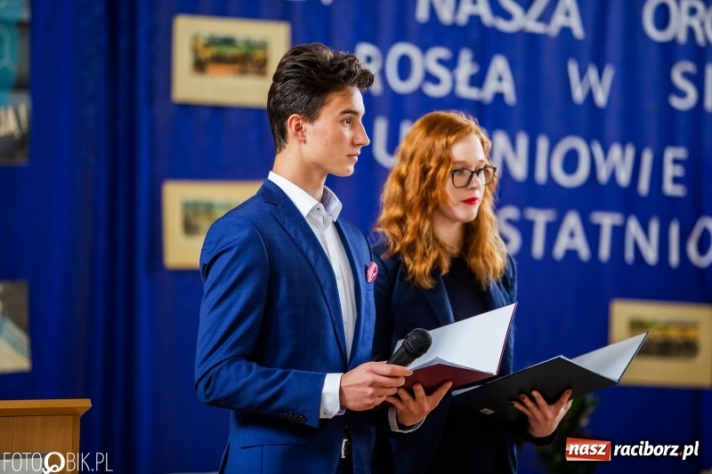 Zdjęcie w galerii na portalu naszraciborz.pl: Uczniowie odebrali świadectwa. Zakończenie roku maturzystów w II LO wiadomości z regionu