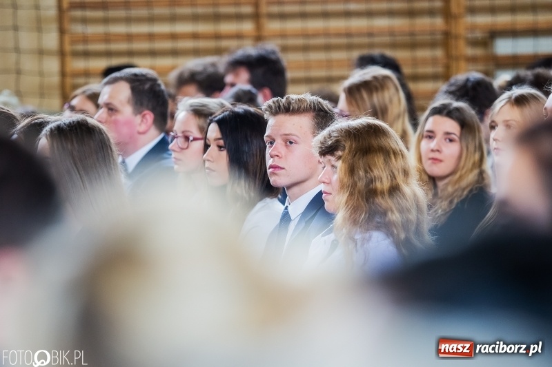 Zdjęcie w galerii na portalu naszraciborz.pl: Uczniowie odebrali świadectwa. Zakończenie roku maturzystów w II LO wiadomości z regionu