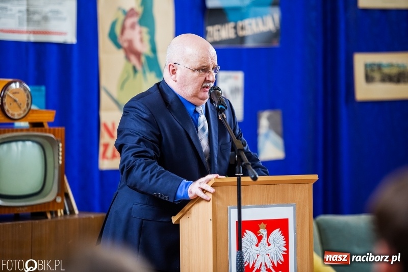 Zdjęcie w galerii na portalu naszraciborz.pl: Uczniowie odebrali świadectwa. Zakończenie roku maturzystów w II LO wiadomości z regionu