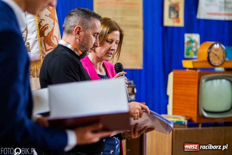 Zdjęcie w galerii na portalu naszraciborz.pl: Uczniowie odebrali świadectwa. Zakończenie roku maturzystów w II LO wiadomości z regionu