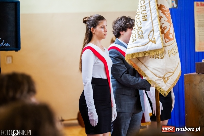 Zdjęcie w galerii na portalu naszraciborz.pl: Uczniowie odebrali świadectwa. Zakończenie roku maturzystów w II LO wiadomości z regionu