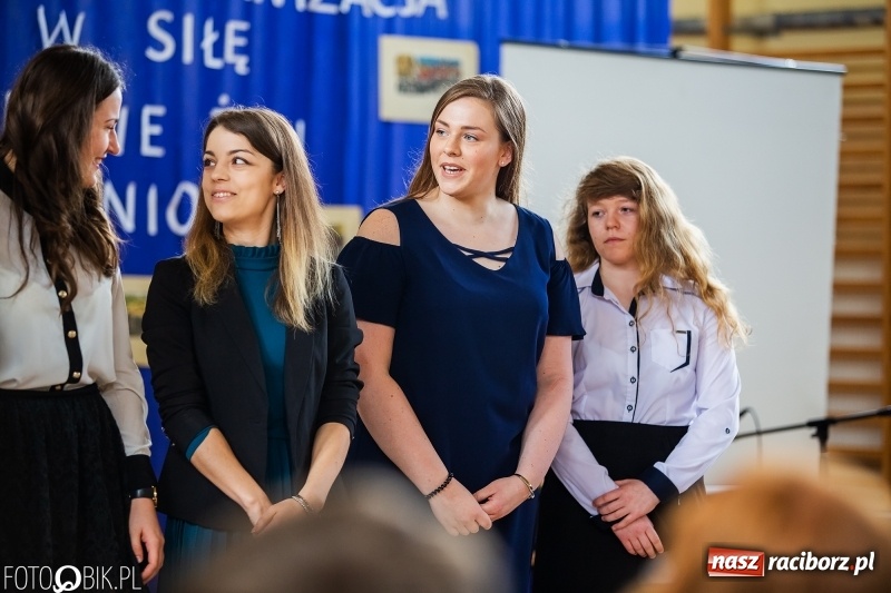 Zdjęcie w galerii na portalu naszraciborz.pl: Uczniowie odebrali świadectwa. Zakończenie roku maturzystów w II LO wiadomości z regionu