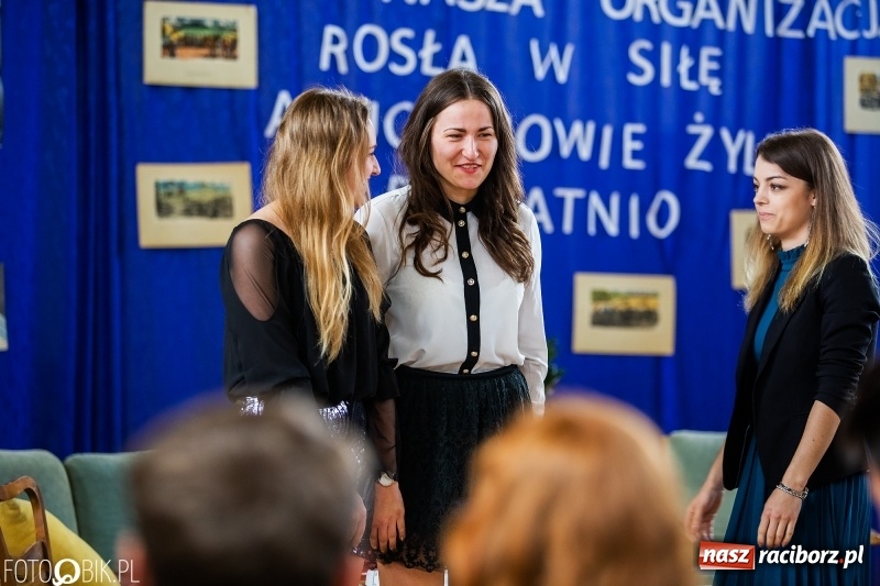 Zdjęcie w galerii na portalu naszraciborz.pl: Uczniowie odebrali świadectwa. Zakończenie roku maturzystów w II LO wiadomości z regionu