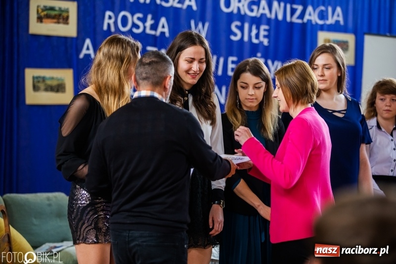 Zdjęcie w galerii na portalu naszraciborz.pl: Uczniowie odebrali świadectwa. Zakończenie roku maturzystów w II LO wiadomości z regionu