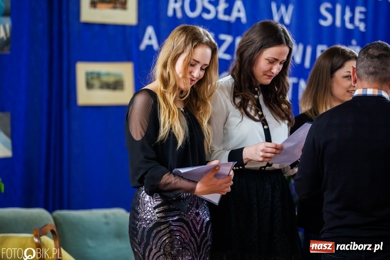 Zdjęcie w galerii na portalu naszraciborz.pl: Uczniowie odebrali świadectwa. Zakończenie roku maturzystów w II LO wiadomości z regionu