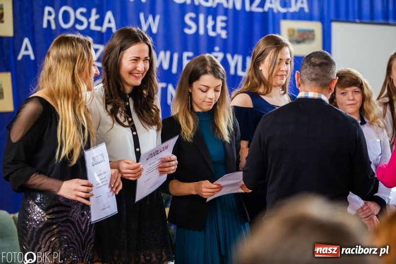 Zdjęcie w galerii na portalu naszraciborz.pl: Uczniowie odebrali świadectwa. Zakończenie roku maturzystów w II LO wiadomości z regionu