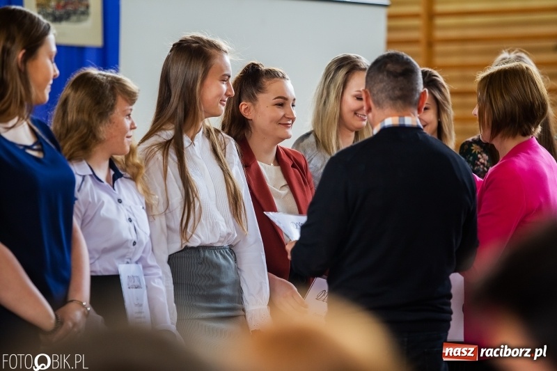 Zdjęcie w galerii na portalu naszraciborz.pl: Uczniowie odebrali świadectwa. Zakończenie roku maturzystów w II LO wiadomości z regionu