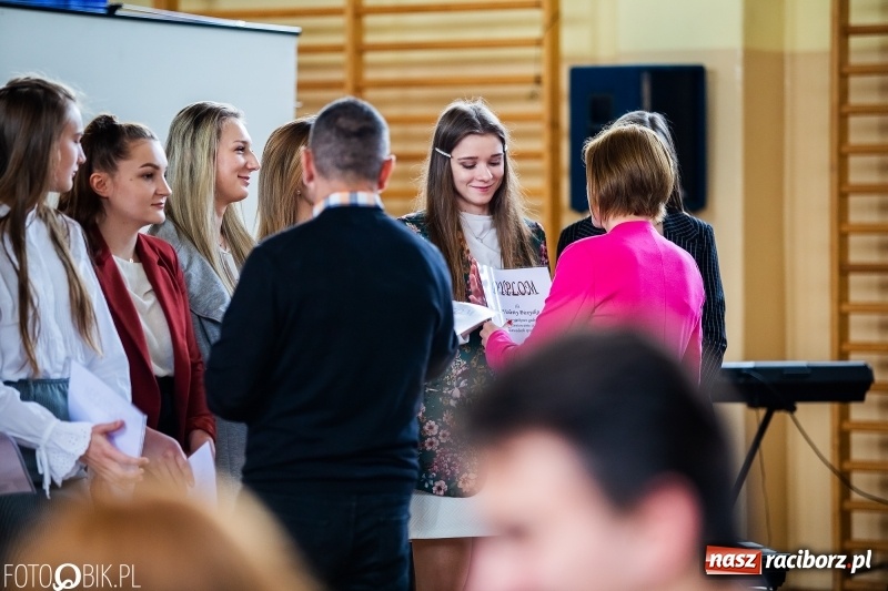 Zdjęcie w galerii na portalu naszraciborz.pl: Uczniowie odebrali świadectwa. Zakończenie roku maturzystów w II LO wiadomości z regionu