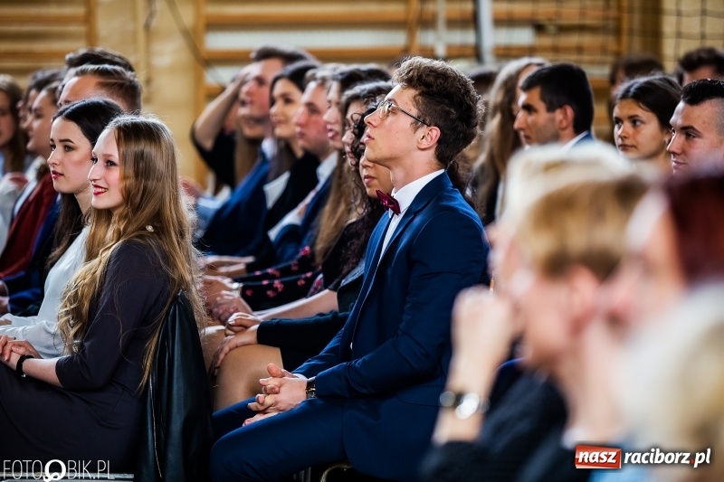 Zdjęcie w galerii na portalu naszraciborz.pl: Uczniowie odebrali świadectwa. Zakończenie roku maturzystów w II LO wiadomości z regionu