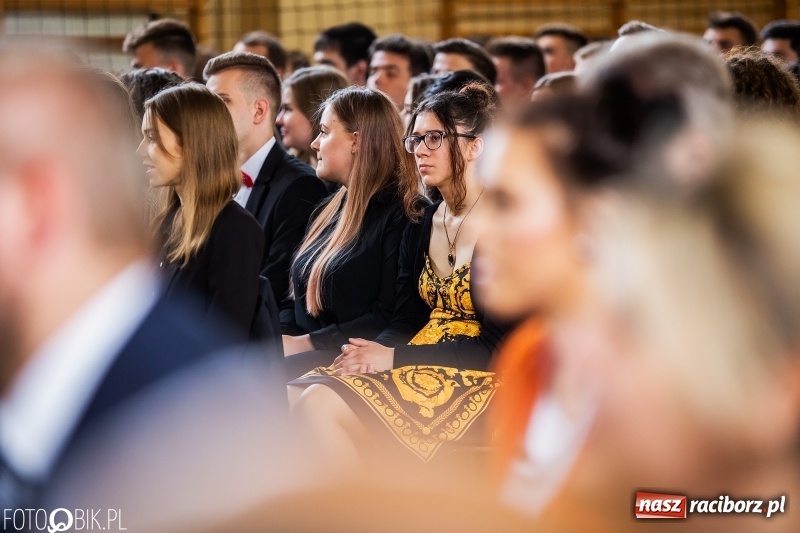 Zdjęcie w galerii na portalu naszraciborz.pl: Uczniowie odebrali świadectwa. Zakończenie roku maturzystów w II LO wiadomości z regionu