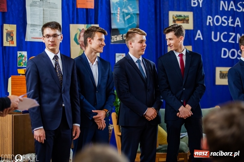 Zdjęcie w galerii na portalu naszraciborz.pl: Uczniowie odebrali świadectwa. Zakończenie roku maturzystów w II LO wiadomości z regionu