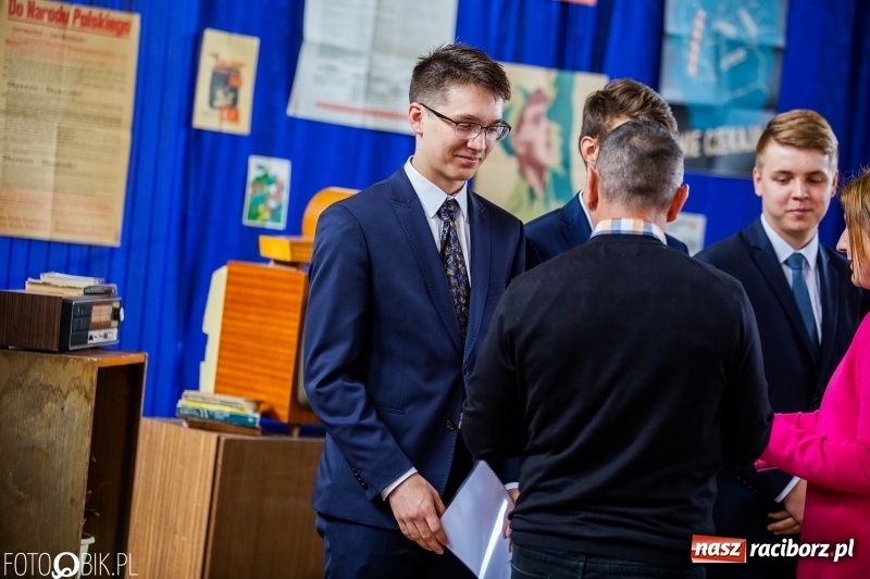 Zdjęcie w galerii na portalu naszraciborz.pl: Uczniowie odebrali świadectwa. Zakończenie roku maturzystów w II LO wiadomości z regionu