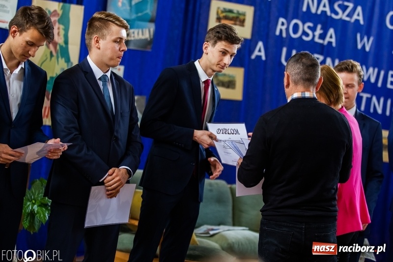 Zdjęcie w galerii na portalu naszraciborz.pl: Uczniowie odebrali świadectwa. Zakończenie roku maturzystów w II LO wiadomości z regionu
